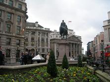 Statue questre devant la Bourse