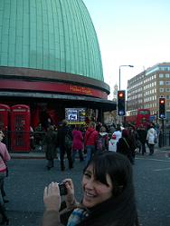 Hanane devant le muse de Madame Tussaud. 26 l'entre...quelle arnaque!