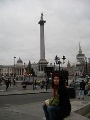 Chadida devant la colonne de Nelson