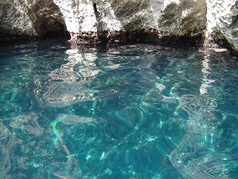 La magnifique couleur de l'eau de la grotte bleue