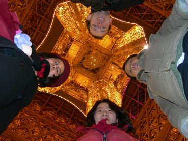 En-dessous de la Tour Eiffel avec Sy et Ocane
